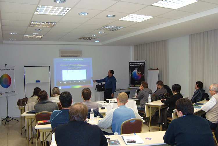 Curso sobre Colorimetria na Indústria - Celso Farkas ministrando